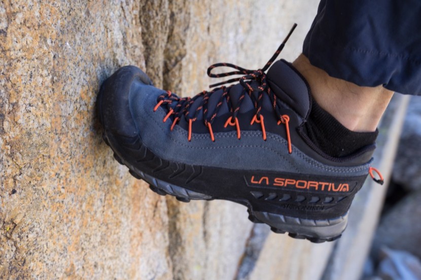 Approach Shoes: Jembatan Antara Hiking & Panjat Tebing?