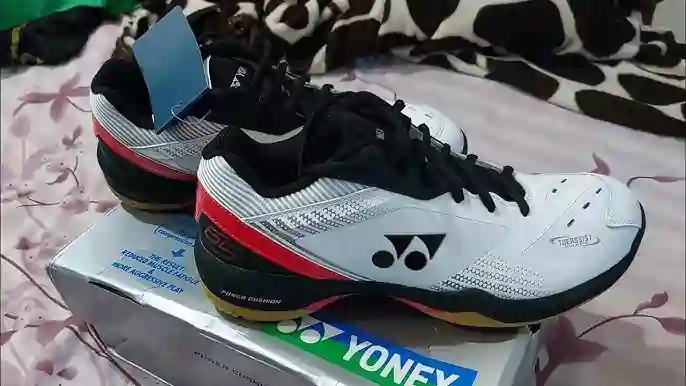 sepatu badminton Yonex