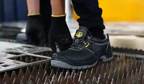 5 Sepatu Safety yang Bisa Dipakai untuk Gaya Harian: Stylish & Aman!