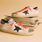 Mengapa Golden Goose Super-Star White/Navy Tetap Menjadi Raja Sneakers Mewah